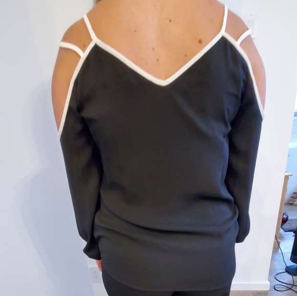 Black 1. State blouse with white trim - Picture 7 of 14